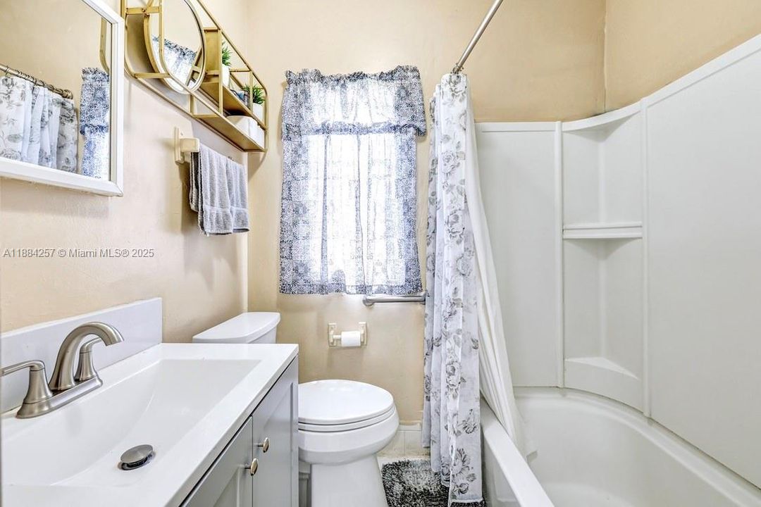 合同活跃: $385,000 (2 贝兹, 1 浴室, 830 平方英尺)