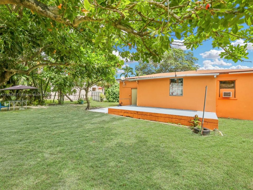 合同活跃: $385,000 (2 贝兹, 1 浴室, 830 平方英尺)