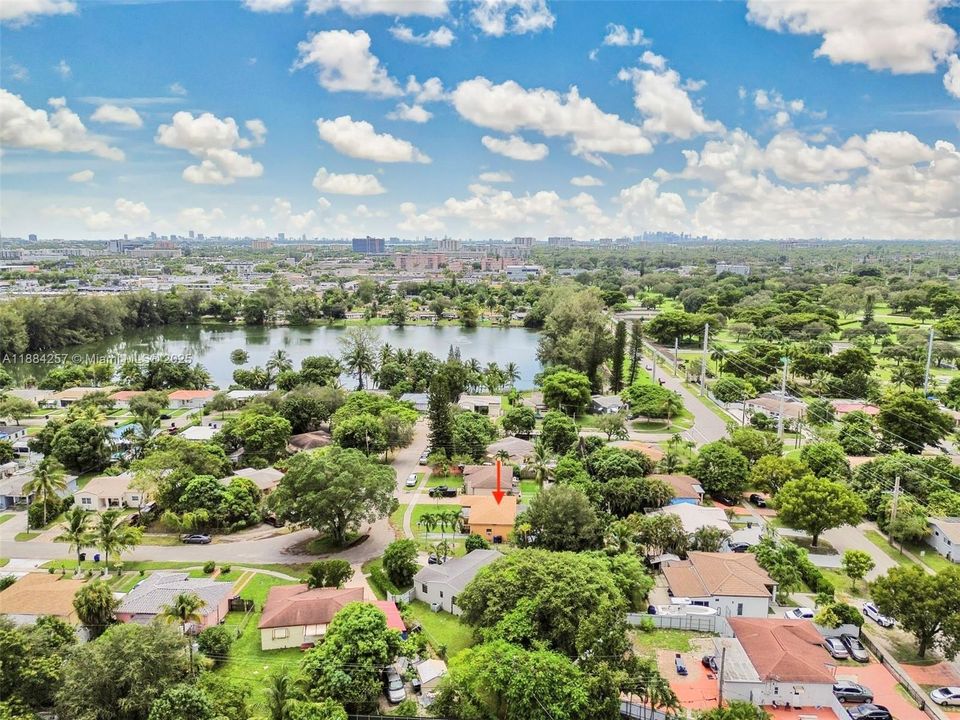 合同活跃: $385,000 (2 贝兹, 1 浴室, 830 平方英尺)