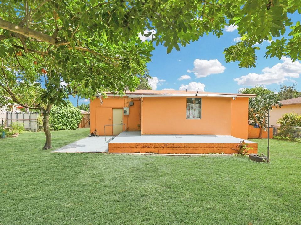 合同活跃: $385,000 (2 贝兹, 1 浴室, 830 平方英尺)