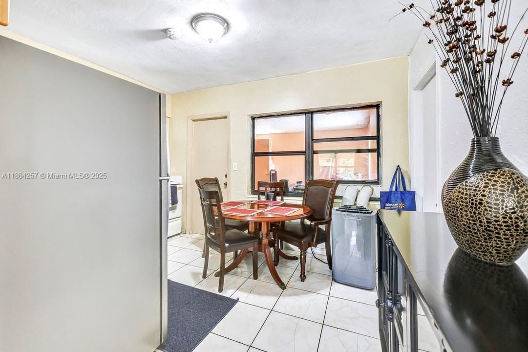 合同活跃: $385,000 (2 贝兹, 1 浴室, 830 平方英尺)