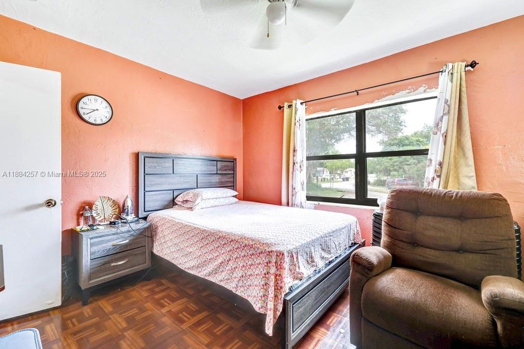 合同活跃: $385,000 (2 贝兹, 1 浴室, 830 平方英尺)