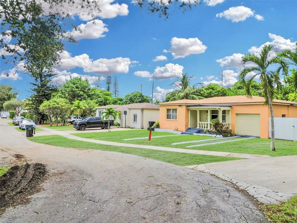 合同活跃: $385,000 (2 贝兹, 1 浴室, 830 平方英尺)