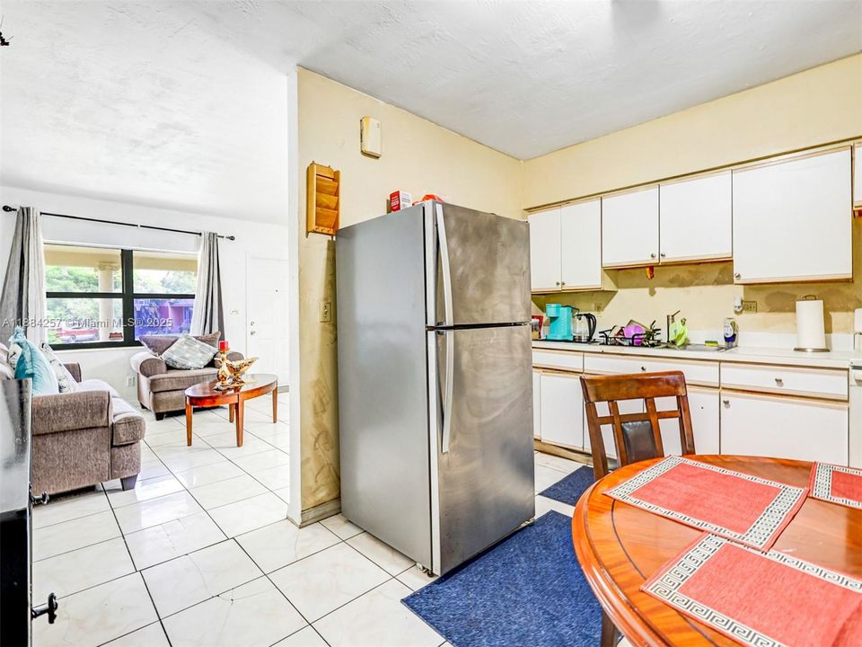 合同活跃: $385,000 (2 贝兹, 1 浴室, 830 平方英尺)