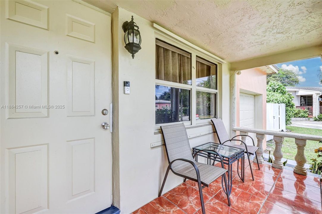 合同活跃: $385,000 (2 贝兹, 1 浴室, 830 平方英尺)