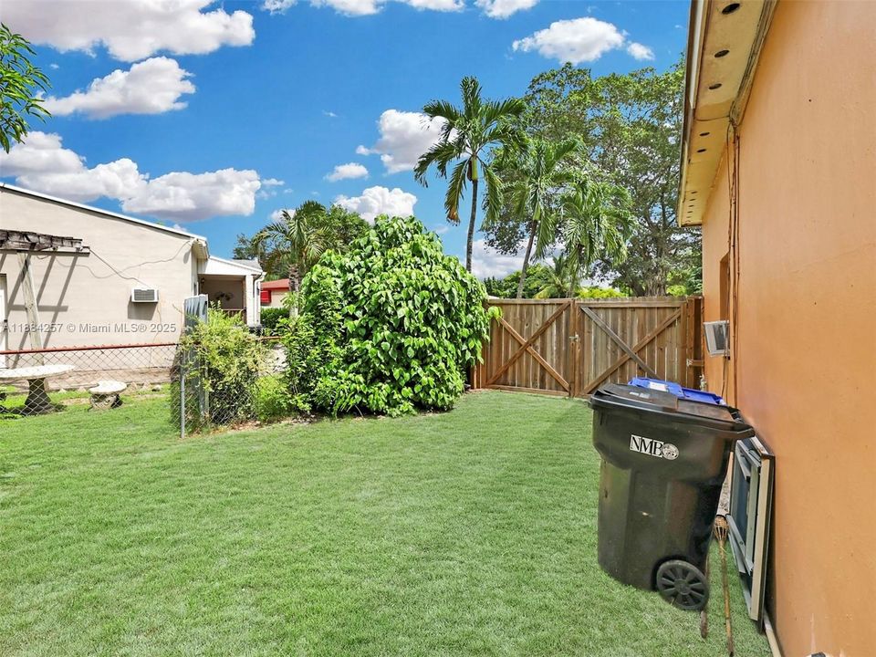 合同活跃: $385,000 (2 贝兹, 1 浴室, 830 平方英尺)