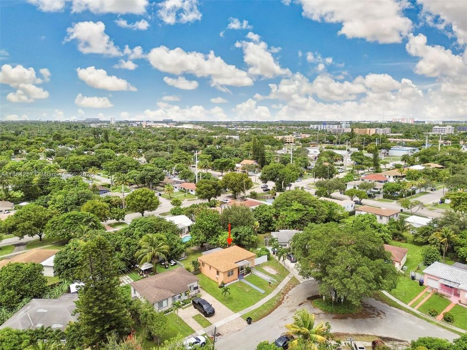 合同活跃: $385,000 (2 贝兹, 1 浴室, 830 平方英尺)