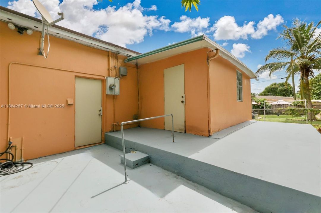 合同活跃: $385,000 (2 贝兹, 1 浴室, 830 平方英尺)