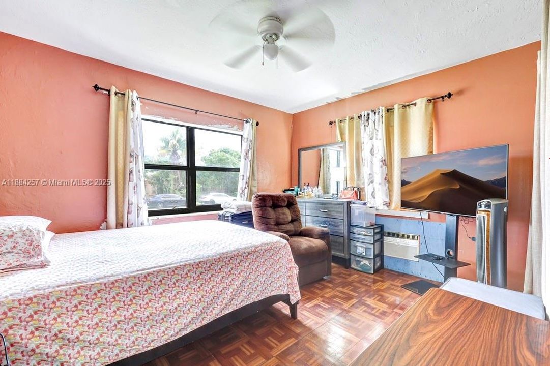 合同活跃: $385,000 (2 贝兹, 1 浴室, 830 平方英尺)