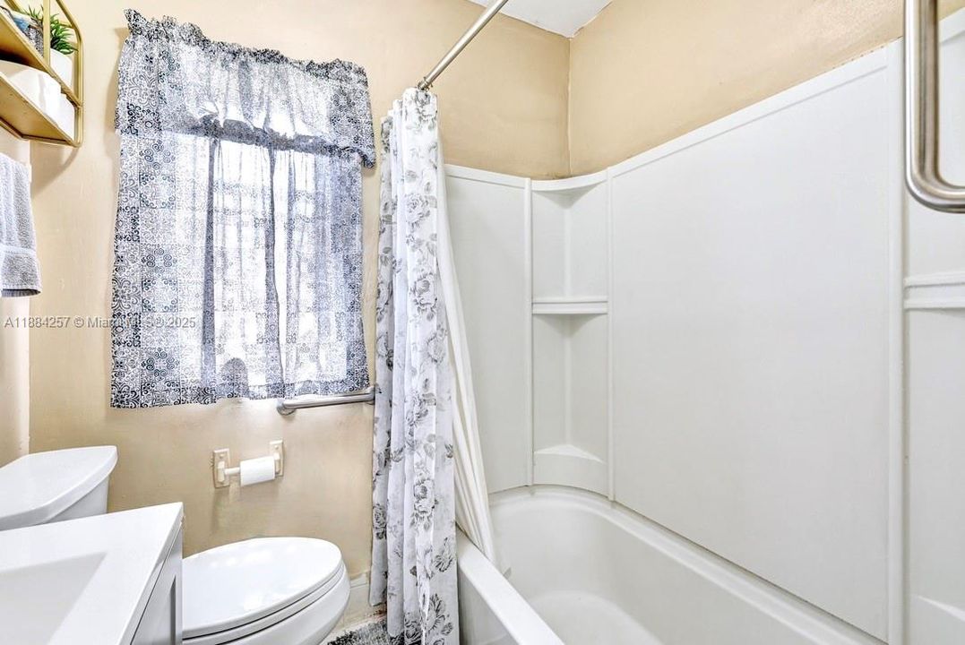 合同活跃: $385,000 (2 贝兹, 1 浴室, 830 平方英尺)