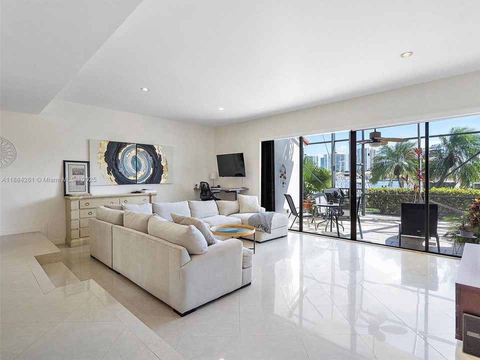 待售: $990,000 (2 贝兹, 2 浴室, 2396 平方英尺)