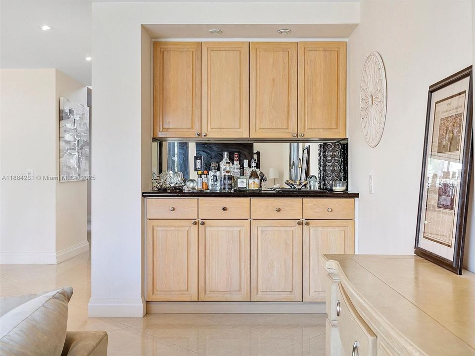 待售: $990,000 (2 贝兹, 2 浴室, 2396 平方英尺)