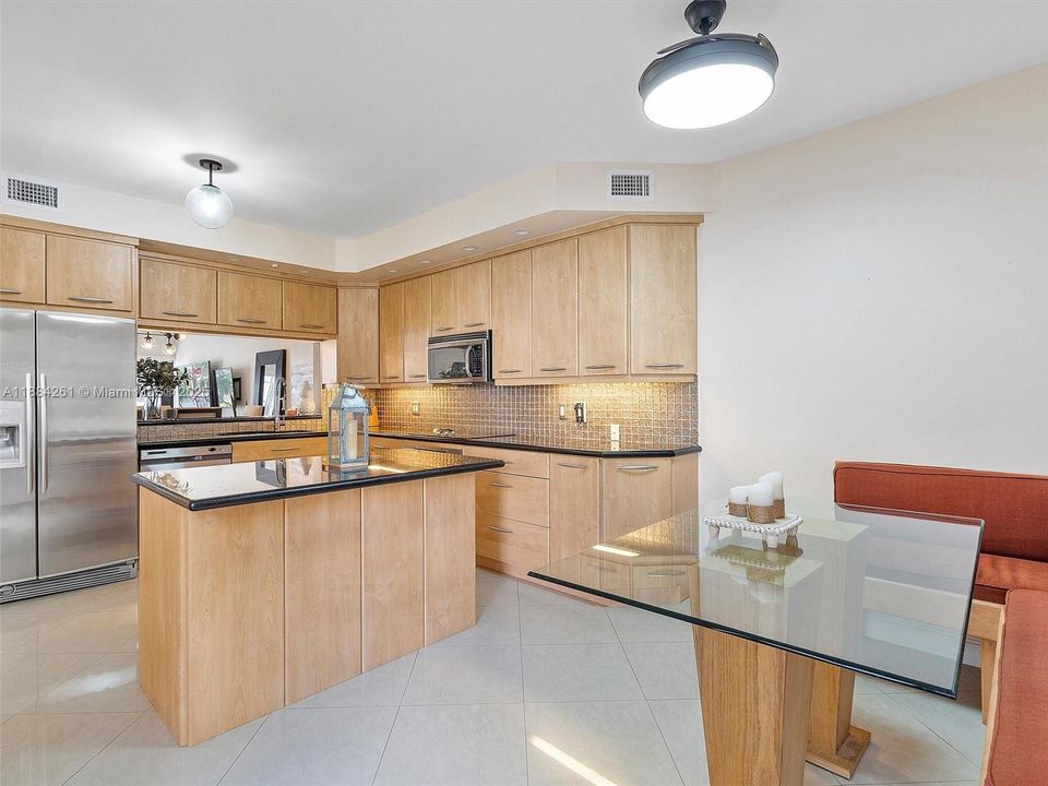 待售: $990,000 (2 贝兹, 2 浴室, 2396 平方英尺)