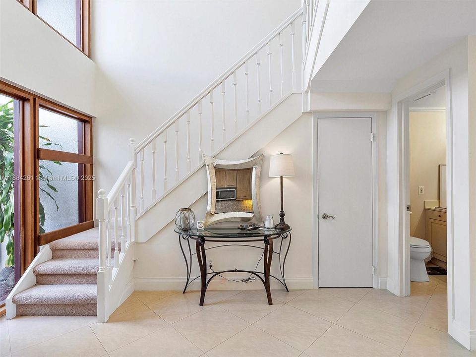 待售: $990,000 (2 贝兹, 2 浴室, 2396 平方英尺)