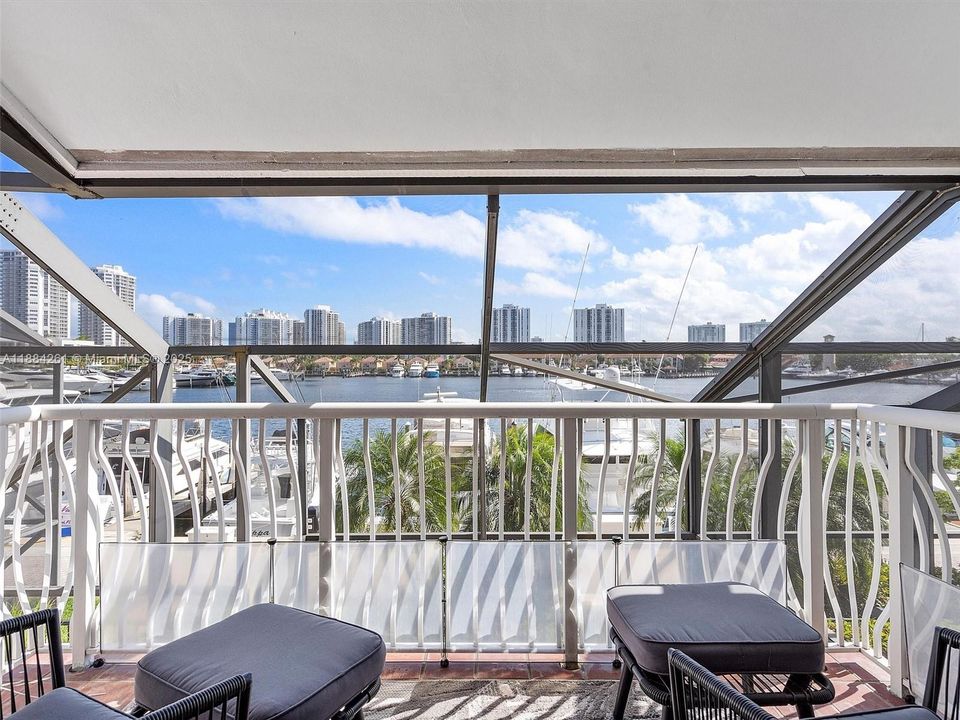 待售: $990,000 (2 贝兹, 2 浴室, 2396 平方英尺)