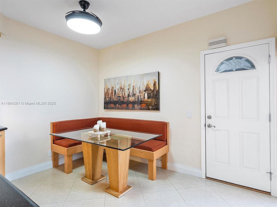 待售: $990,000 (2 贝兹, 2 浴室, 2396 平方英尺)