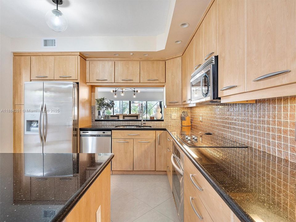 待售: $990,000 (2 贝兹, 2 浴室, 2396 平方英尺)