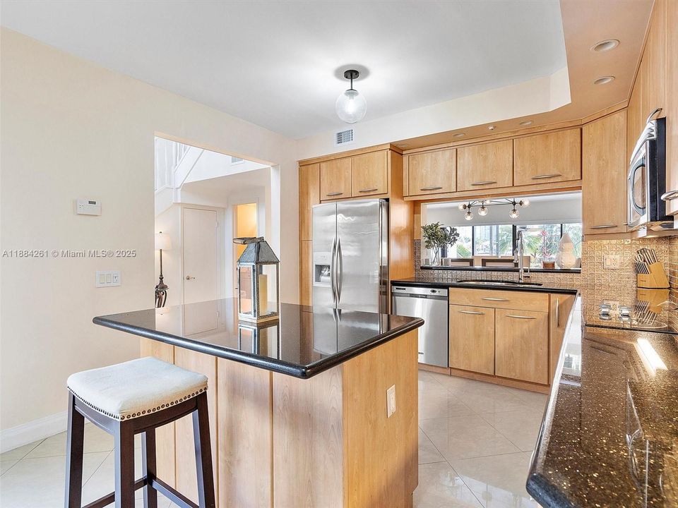 待售: $990,000 (2 贝兹, 2 浴室, 2396 平方英尺)