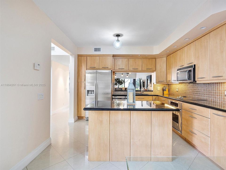 待售: $990,000 (2 贝兹, 2 浴室, 2396 平方英尺)