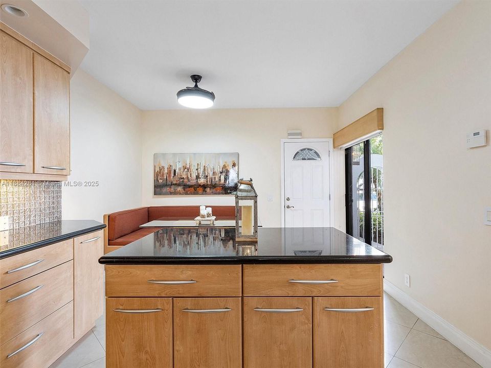 待售: $990,000 (2 贝兹, 2 浴室, 2396 平方英尺)