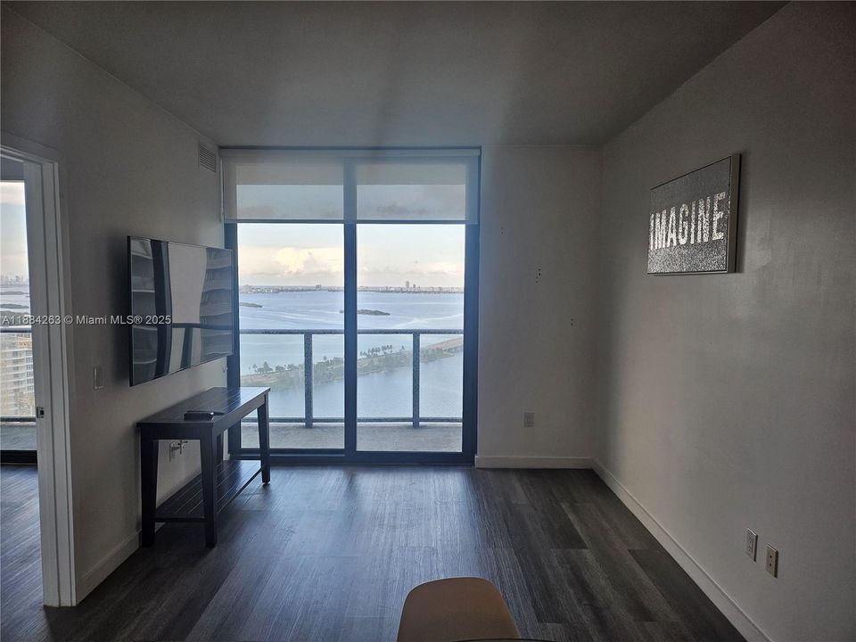 Под контрактом: $3,200 (1 спален, 1 ванн, 610 Квадратных фут)