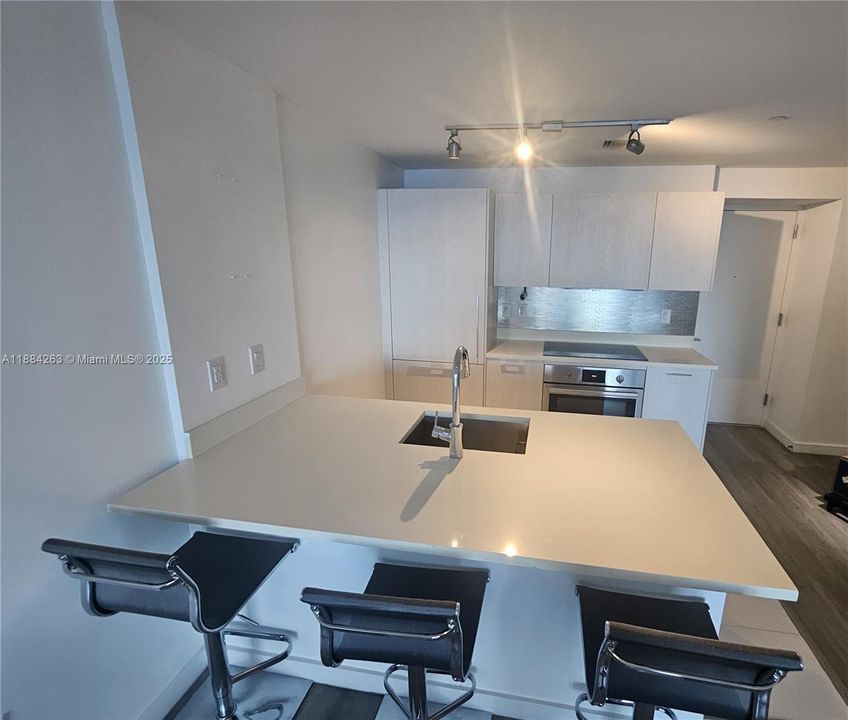 Под контрактом: $3,200 (1 спален, 1 ванн, 610 Квадратных фут)