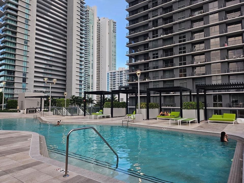 Под контрактом: $3,200 (1 спален, 1 ванн, 610 Квадратных фут)