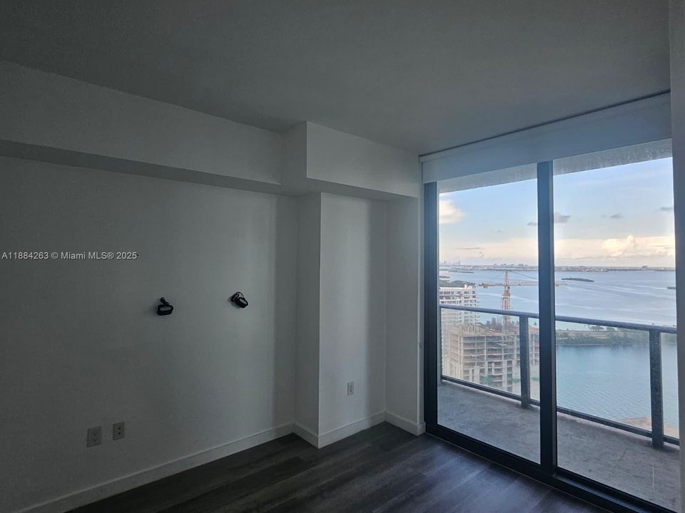 Под контрактом: $3,200 (1 спален, 1 ванн, 610 Квадратных фут)