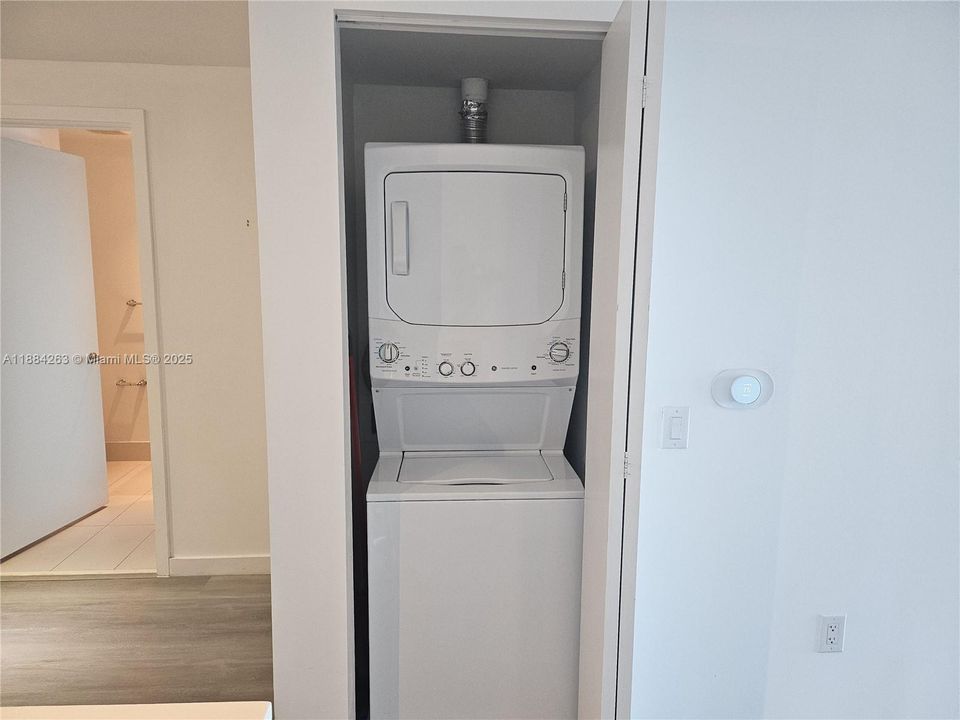 Под контрактом: $3,200 (1 спален, 1 ванн, 610 Квадратных фут)