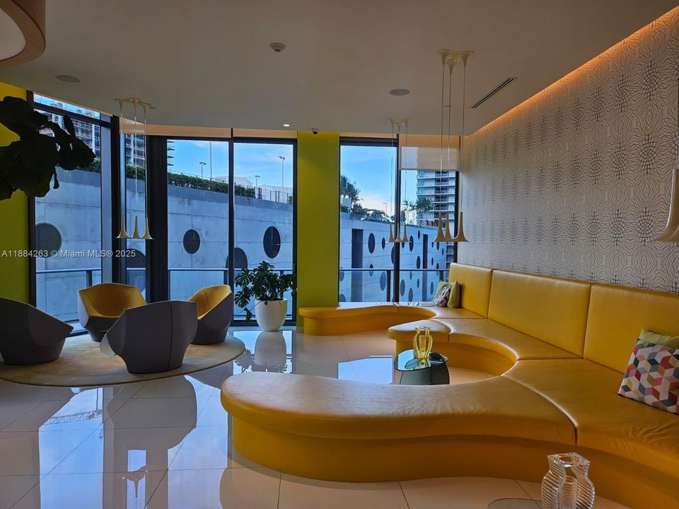 Под контрактом: $3,200 (1 спален, 1 ванн, 610 Квадратных фут)