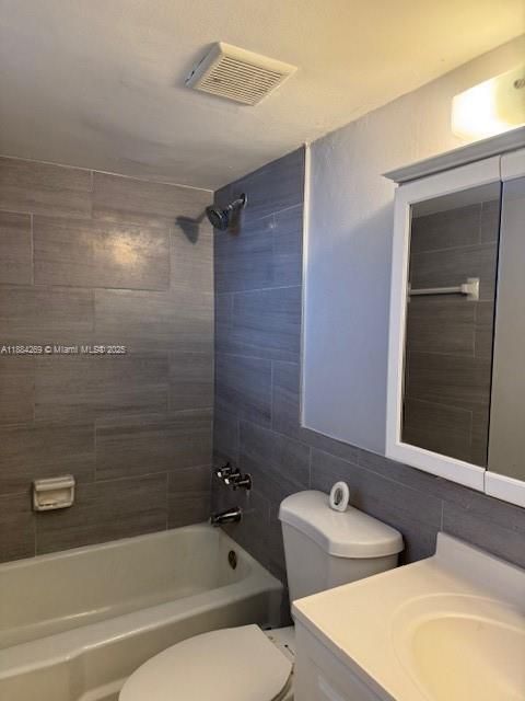 合同活跃: $159,000 (1 贝兹, 1 浴室, 610 平方英尺)