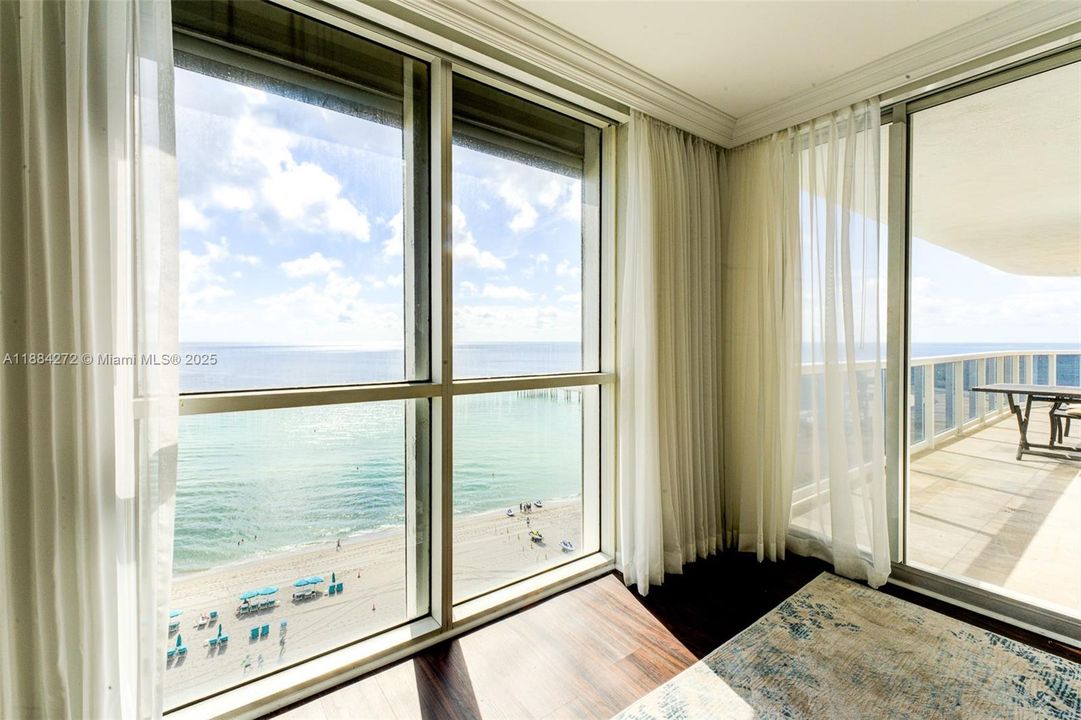 Под контрактом: $1,599,000 (3 спален, 3 ванн, 2120 Квадратных фут)