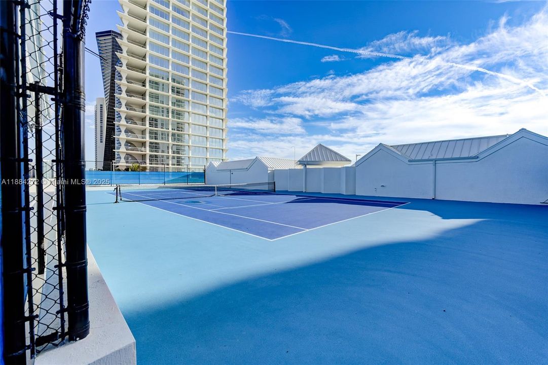 Под контрактом: $1,599,000 (3 спален, 3 ванн, 2120 Квадратных фут)