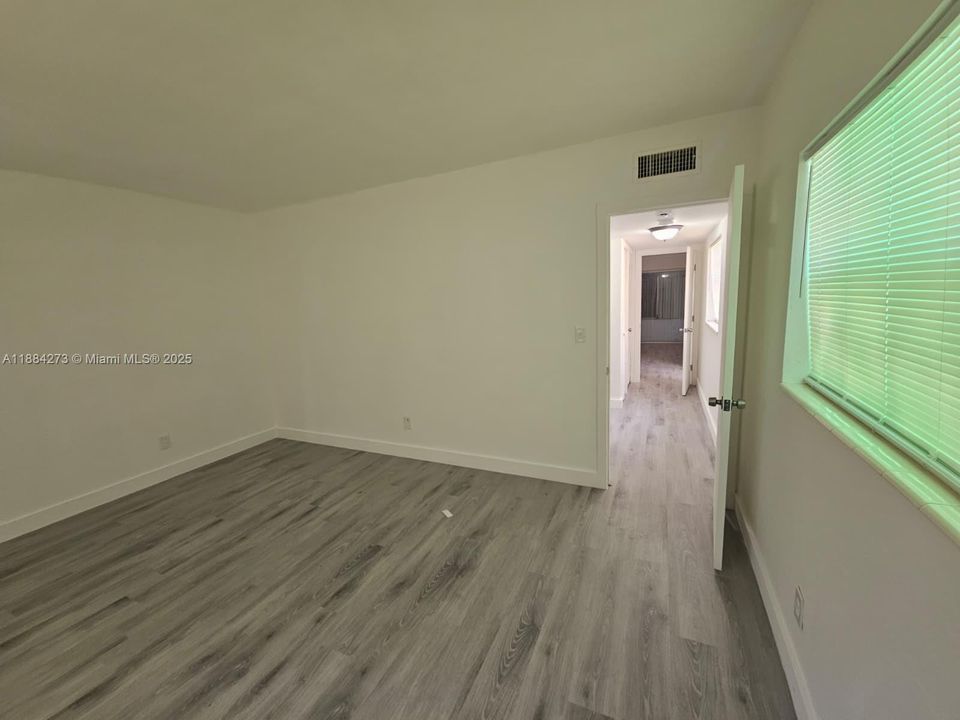 合同活跃: $1,700 (1 贝兹, 1 浴室, 960 平方英尺)