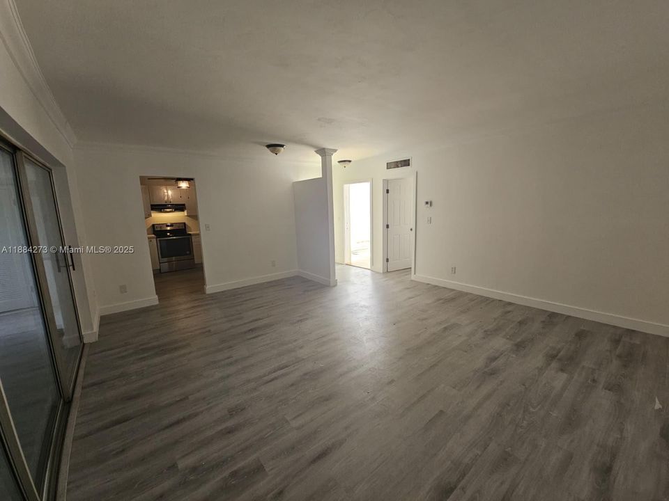 合同活跃: $1,700 (1 贝兹, 1 浴室, 960 平方英尺)