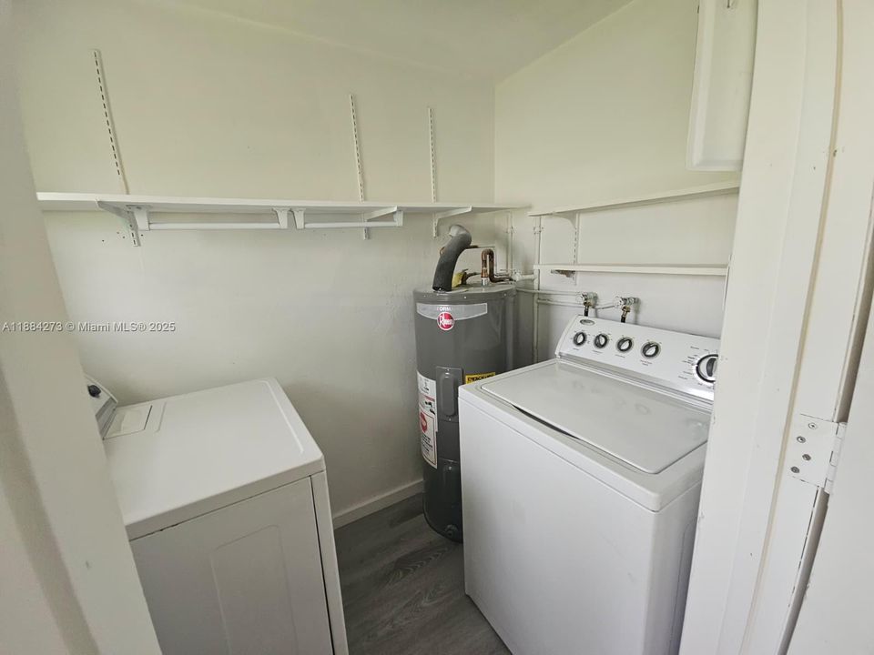 合同活跃: $1,700 (1 贝兹, 1 浴室, 960 平方英尺)