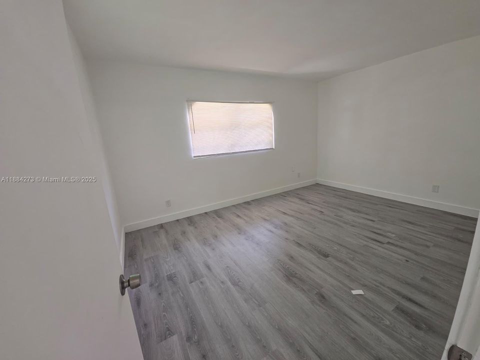 合同活跃: $1,700 (1 贝兹, 1 浴室, 960 平方英尺)