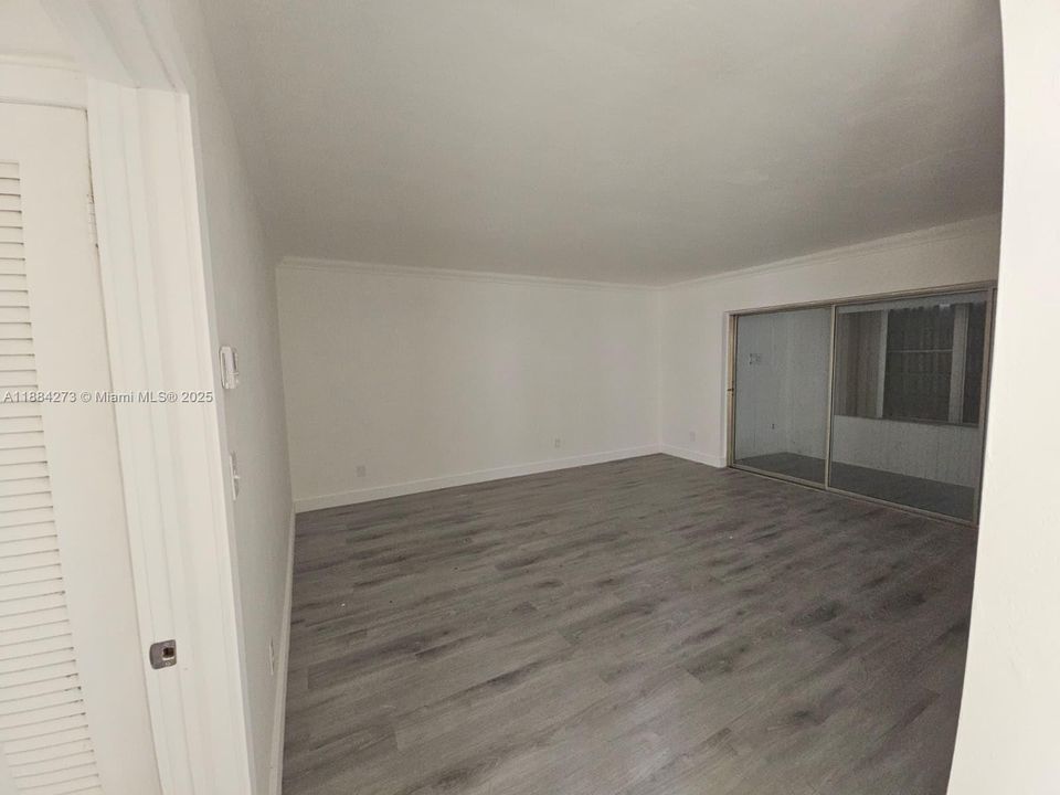 合同活跃: $1,700 (1 贝兹, 1 浴室, 960 平方英尺)