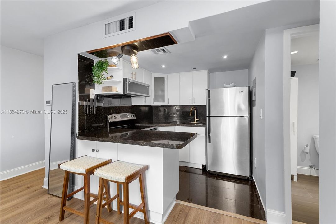 Recently Sold: $339,000 (1 beds, 1 baths, 723 Square Feet)