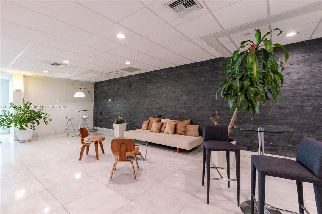 Recently Sold: $339,000 (1 beds, 1 baths, 723 Square Feet)