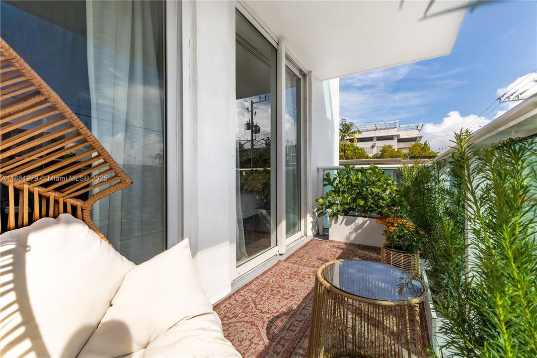 Recently Sold: $339,000 (1 beds, 1 baths, 723 Square Feet)