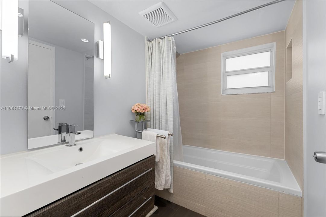 Recently Sold: $339,000 (1 beds, 1 baths, 723 Square Feet)