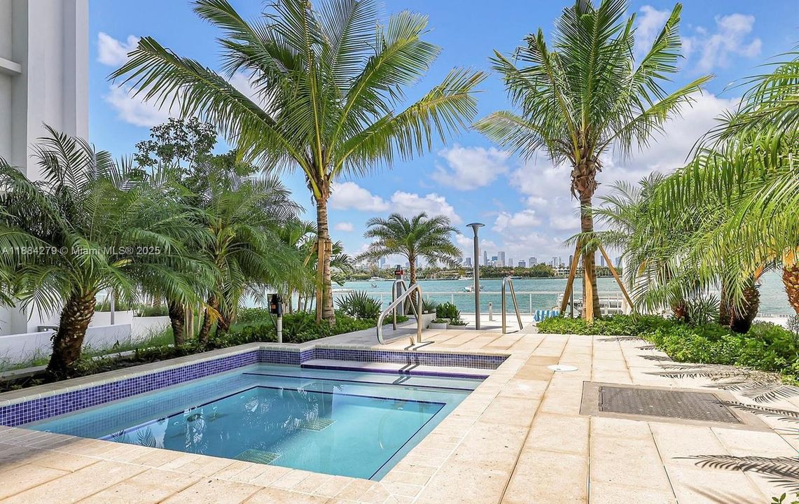 Recently Sold: $339,000 (1 beds, 1 baths, 723 Square Feet)