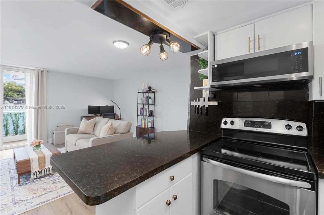 Recently Sold: $339,000 (1 beds, 1 baths, 723 Square Feet)