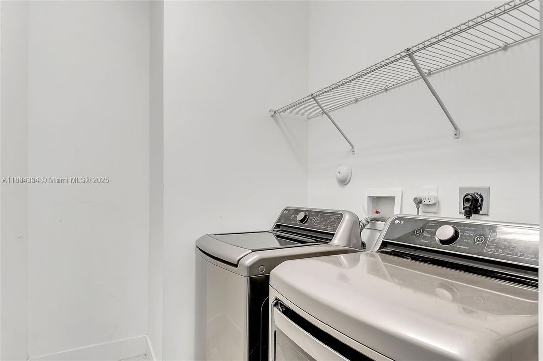 Recently Rented: $6,000 (5 beds, 3 baths, 2219 Square Feet)