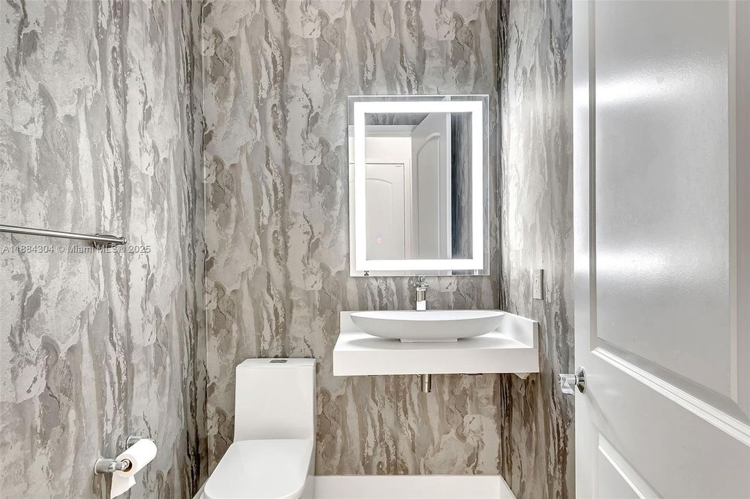 Recently Rented: $6,000 (5 beds, 3 baths, 2219 Square Feet)