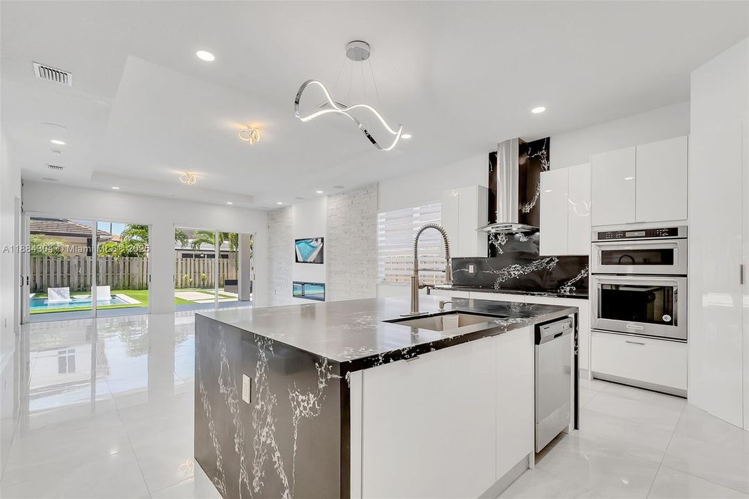 Recently Rented: $6,000 (5 beds, 3 baths, 2219 Square Feet)