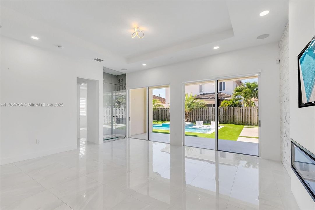 Recently Rented: $6,000 (5 beds, 3 baths, 2219 Square Feet)