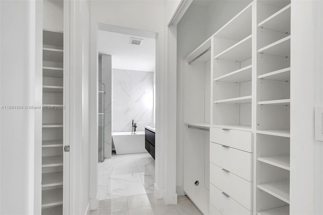 Recently Rented: $6,000 (5 beds, 3 baths, 2219 Square Feet)