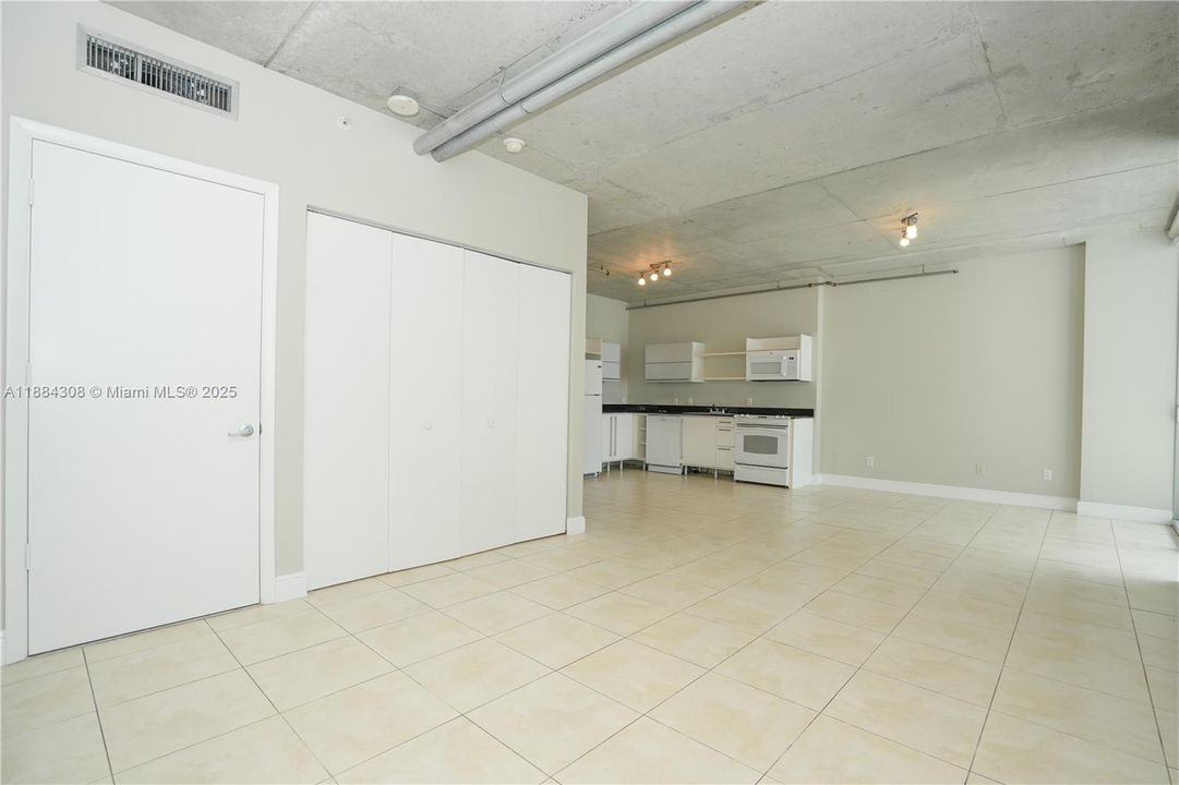 最近售出: $324,900 (1 贝兹, 1 浴室, 638 平方英尺)